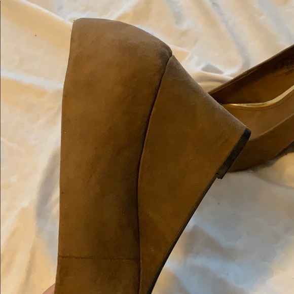 Simply styled brown suede heels - Picture 5 of 7